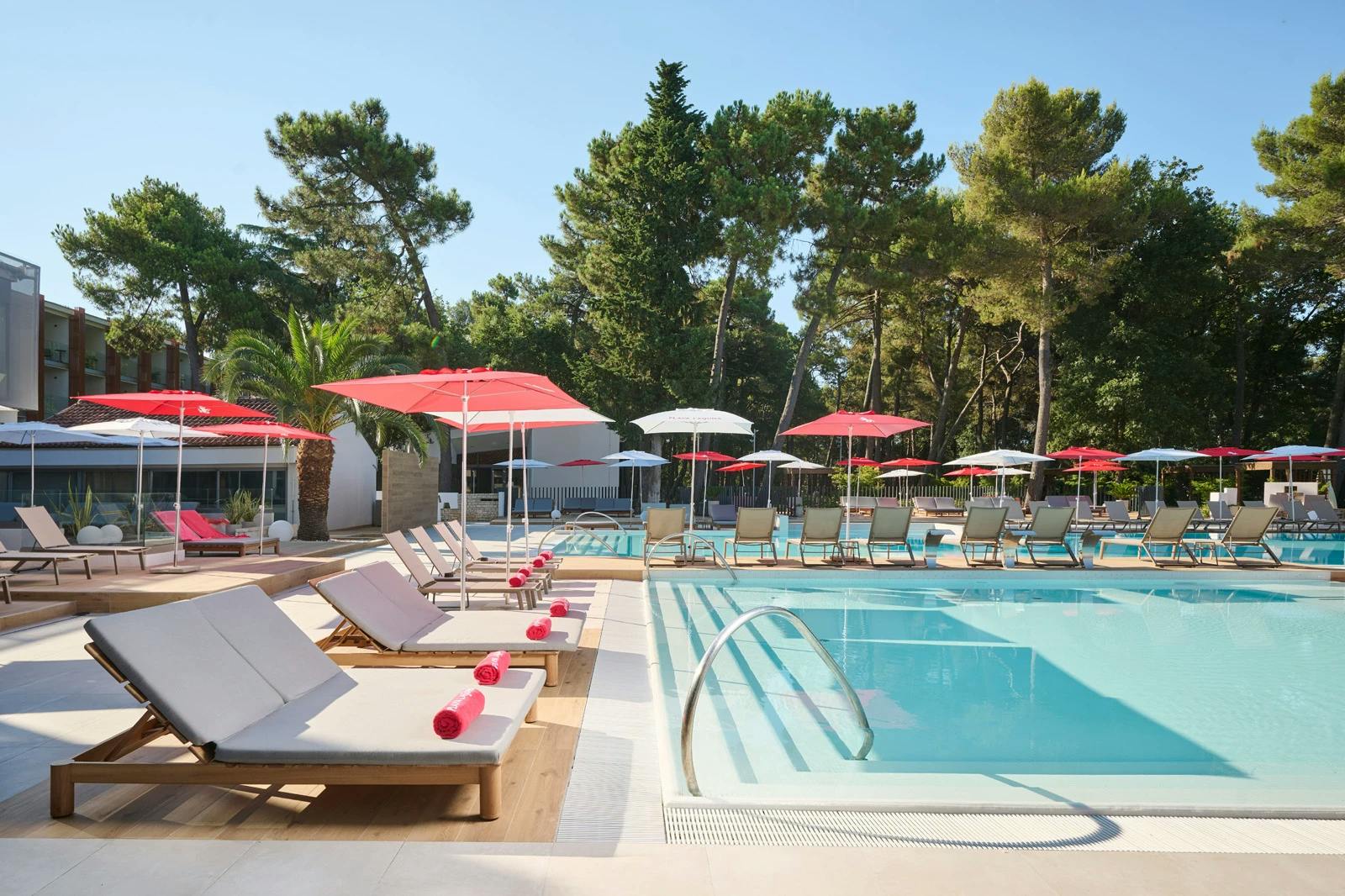 Hotel Pelegrin Plava Laguna - Rujan u obnovljenom hotelu u Istri, Umag, Hrvatska - 536 EUR - 3x noćenje u Classic sobi s balkonom (park strana) za 2 osobe (1. dijete do 11,99 godina i 2. dijete do 4,99 godina besplatno), Polupansion