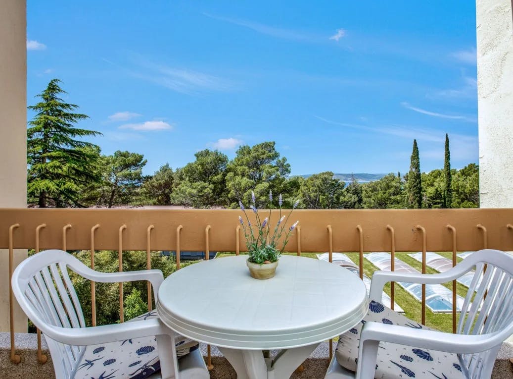 Alemaris Resort - Poletje v prenovljenem hotelu za velike družine, Baška Voda, Makarska rivijera, Hrvaška - 2639 EUR - 5x nočitev v Standard družinski sobi z balkonom na morski strani (2 povezani sobi) za 4 osebe (2 otroka do 11,99 let brezplačno), Polpenzion (samopostrežni zajtrk in večerja)