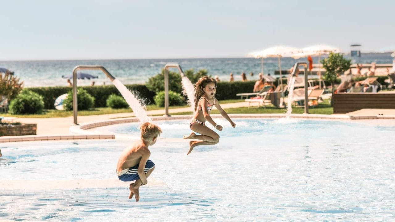 Falkensteiner Club Funimation Borik - Last minute obiteljski all inclusive wellness odmor, Zadar, Hrvatska - 718 EUR - 2x noćenje u Falky Mini Room za 2 osobe (2 djece do 11,99 godina besplatno), All inclusive plus