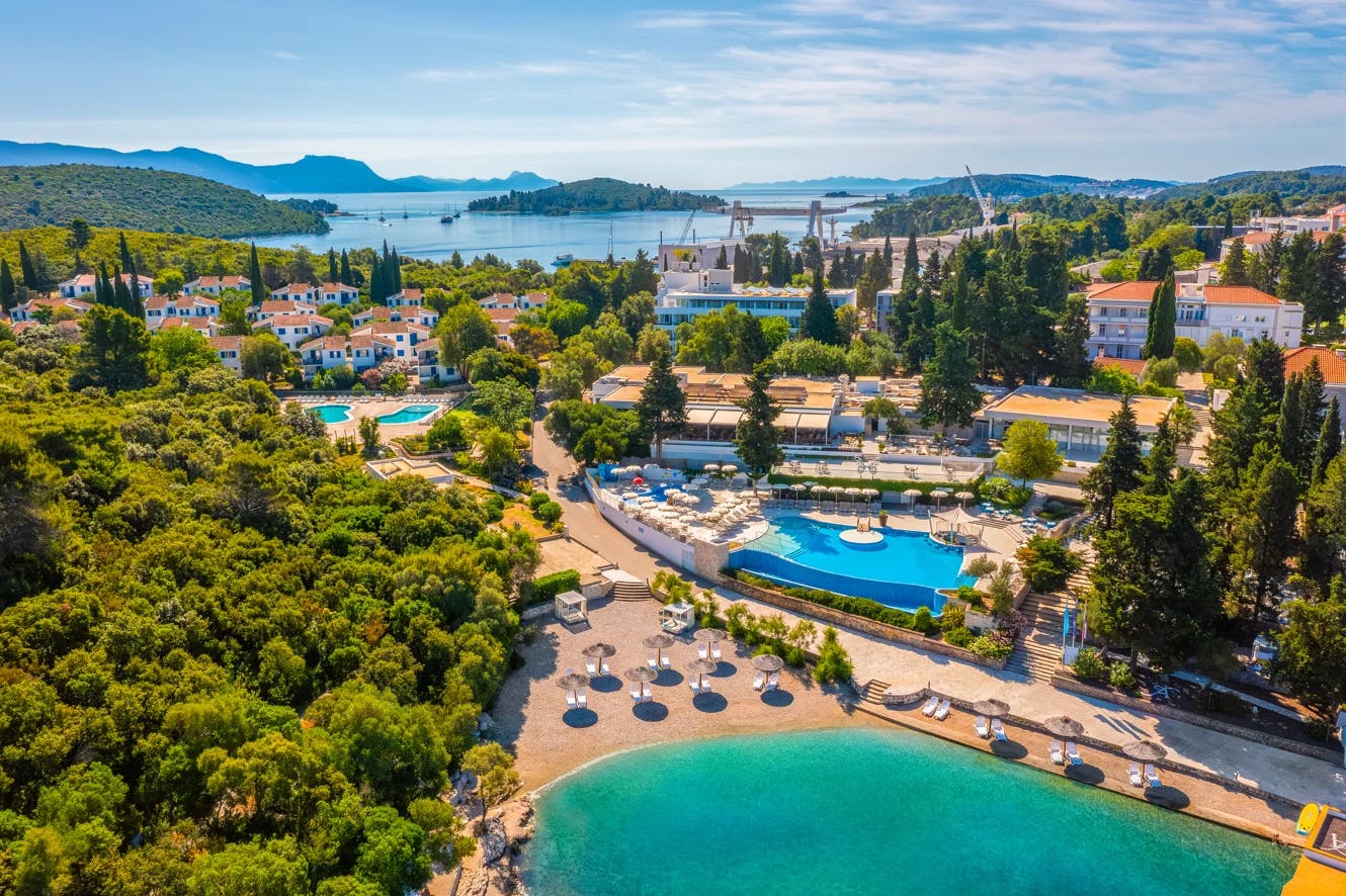 Aminess Vival Port9 Residence - Obiteljski kraj ljeta u apartmanima na Korčuli, Korčula, Hrvatska - 178 EUR - 2x noćenje u apartmanu Vinea za 2 osobe (2 djece do 13,99 godina besplatno), Korištenje vanjskog infinity bazena sa slatkom vodom za odrasle