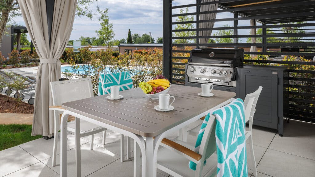 Camping Park Umag - Konec poletja v mobilnih hiškah z bazenom, Umag, Hrvaška - 294 EUR - 3x nočitev v Premium plus mobilni hiški za do 6 oseb (4 odrasle osebe in 2 otroka do 11. leta), Uporaba bazena Central Area z gusarsko ladjo in novega Canova pool