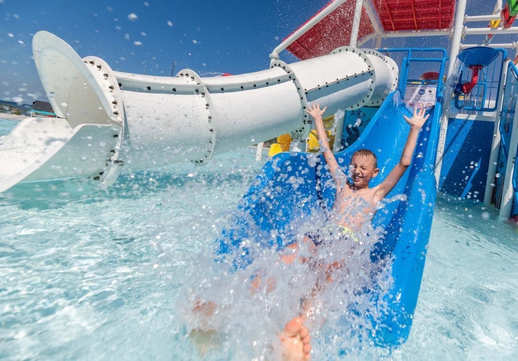 Camping Park Umag - Obiteljski odmor u Istri, Umag, Hrvatska - 217 EUR - 3x noćenje u Classic mobilnoj kućici za do 6 osoba (4 odrasle osobe i 2 djece do 11 godina), Korištenje bazena Central Area s gusarskim brodom i novog Canova pool