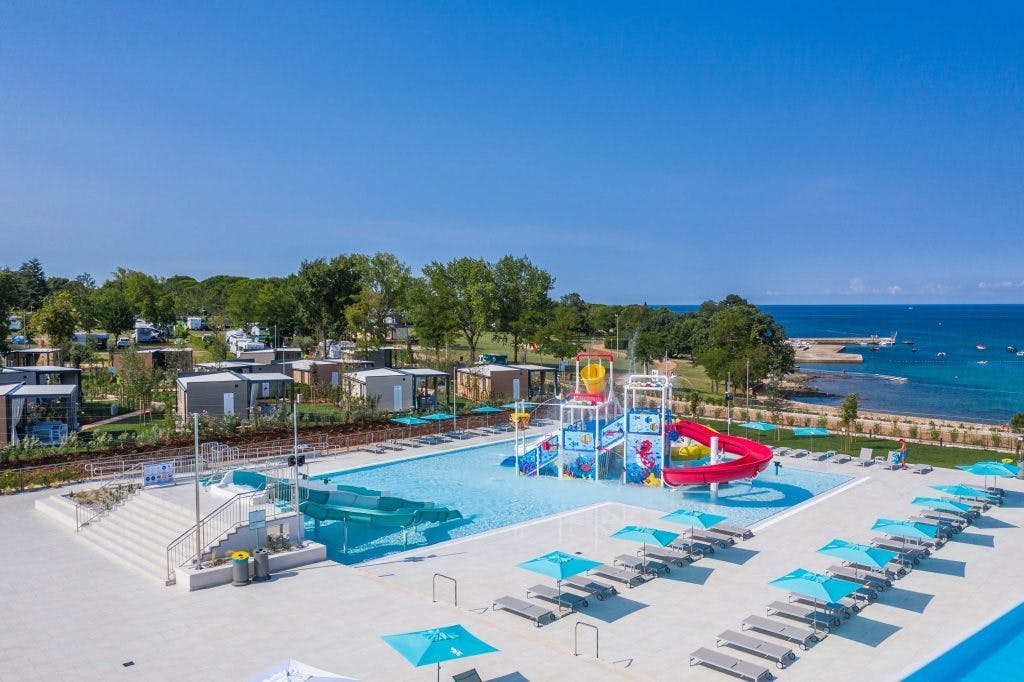 Camping Park Umag - Kraj ljeta u mobilnim kućicama s bazenom, Umag, Hrvatska - 294 EUR - 3x noćenje u Premium plus mobilnoj kućici za do 6 osoba (4 odrasle osobe i 2 djece do 11 godina), Korištenje bazena Central Area s gusarskim brodom i novog Canova pool