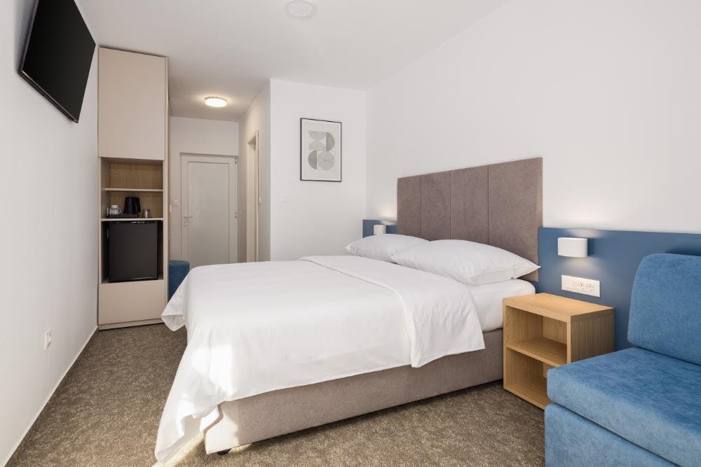 Alemaris Resort - Pozdrav poletju v prenovljenem hotelu, Baška Voda, Makarska rivijera, Hrvaška - 215 EUR - 2x nočitev v Standard dvoposteljni sobi z balkonom za 2 osebi (1 otrok do 11,99 let in 1 otrok do 2,99 let brezplačno), Polpenzion (samopostrežni zajtrk in večerja)