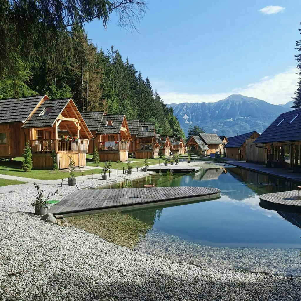 Ribno Luxury Glamping - Jesenski glamping na Bledu tijekom tjedna, Bled, Slovenija - 428 EUR - 2x noćenje u luksuznoj glamping kućici s privatnom saunom i drvenom kadom s toplom vodom za 2 osobe (2 djece do 12 godina besplatno), Doručak u Hotelu Ribno