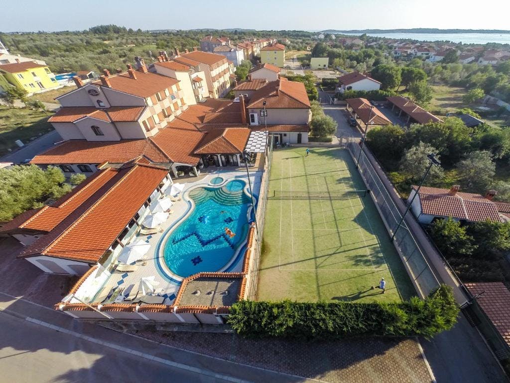 Hotel Villa Letan - Romantično ili obiteljsko ljeto, Peroj, Hrvatska - 777 EUR - 5x noćenje u dvokrevetnoj sobi s balkonom za 2 osobe (1 dijete do 2,99 godina i 1 dijete do 11,99 godina besplatno), Polupansion