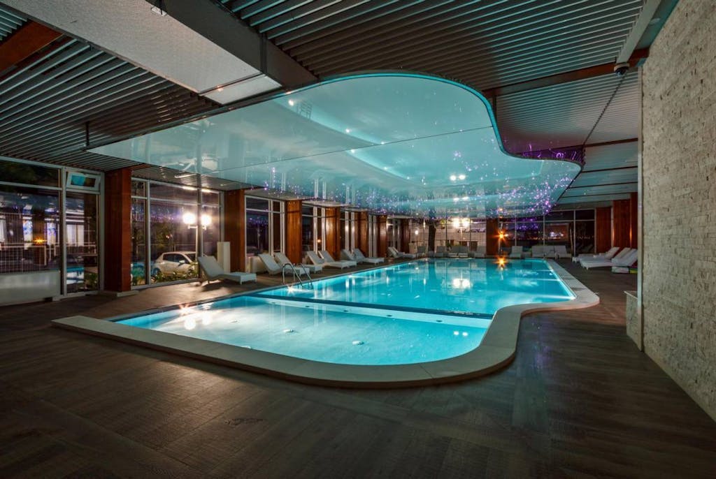 Carine Hotel Delfin - All inclusive jesen uz more, Bijela, Crna Gora - 132 EUR - 1x noćenje u dvokrevetnoj sobi s pogledom na planinu za 2 osobe, All inclusive