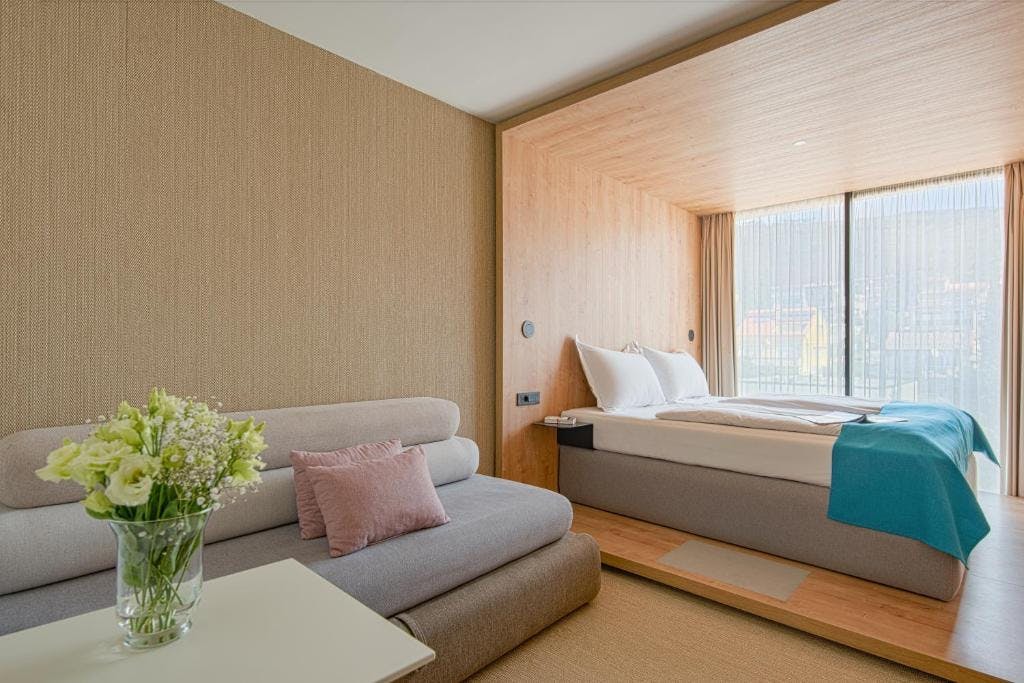 Hotel Katarina - Septembrsko wellness razvajanje za velike družine v Selcah, Selce, Hrvaška - 684 EUR - 2x nočitev v Superior družinski sobi s francoskim balkonom (2 povezani sobi) za 2 osebi (4 otroci do 11,99 let brezplačno), Polpenzion