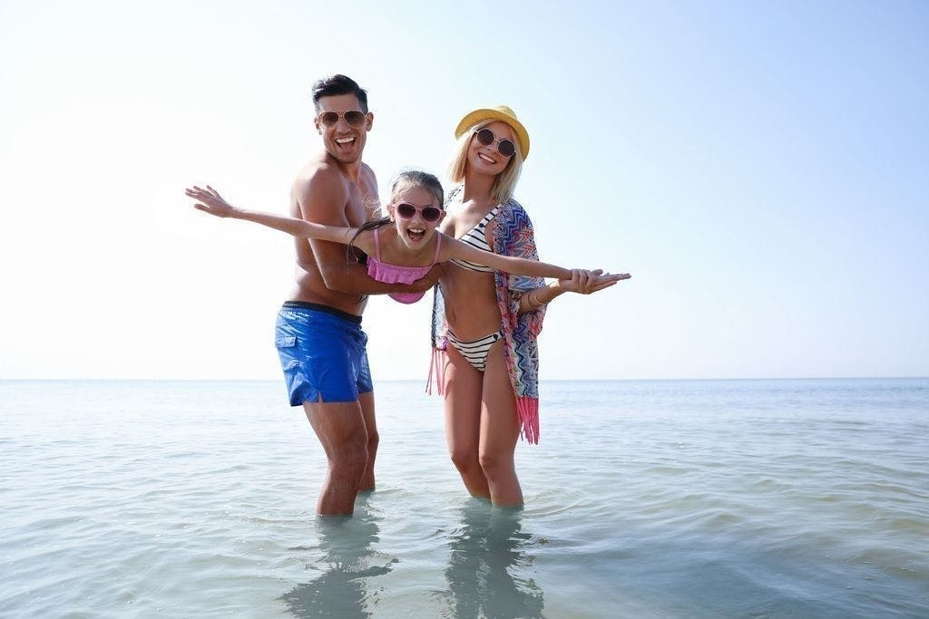 Pansion Delfin - Obiteljsko ljeto na Krku, Omišalj, Hrvatska - 538 EUR - 3x noćenje u Standard sobi za 2 osobe (2 djece do 11,99 godina besplatno), Polupansion (buffet doručak i večera)