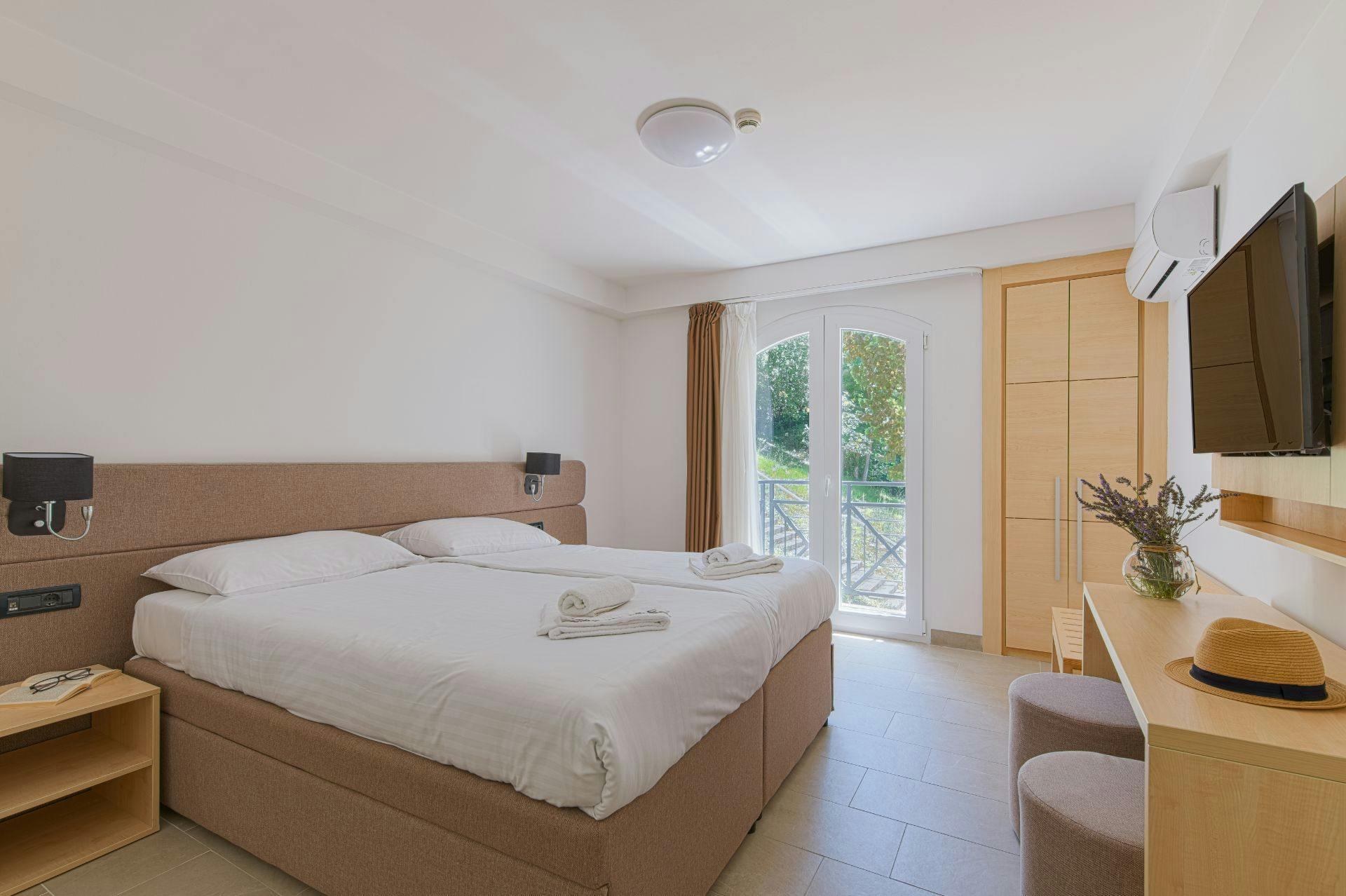 Penzion Delfin - Poletje na Krku - Akcijska ponudba, Omišalj, Hrvaška - 285 EUR - 2x nočitev v Standard sobi za 2 osebi (2 otroka do 11,99 let brezplačno), Polpenzion (samopostrežni zajtrk in večerja)