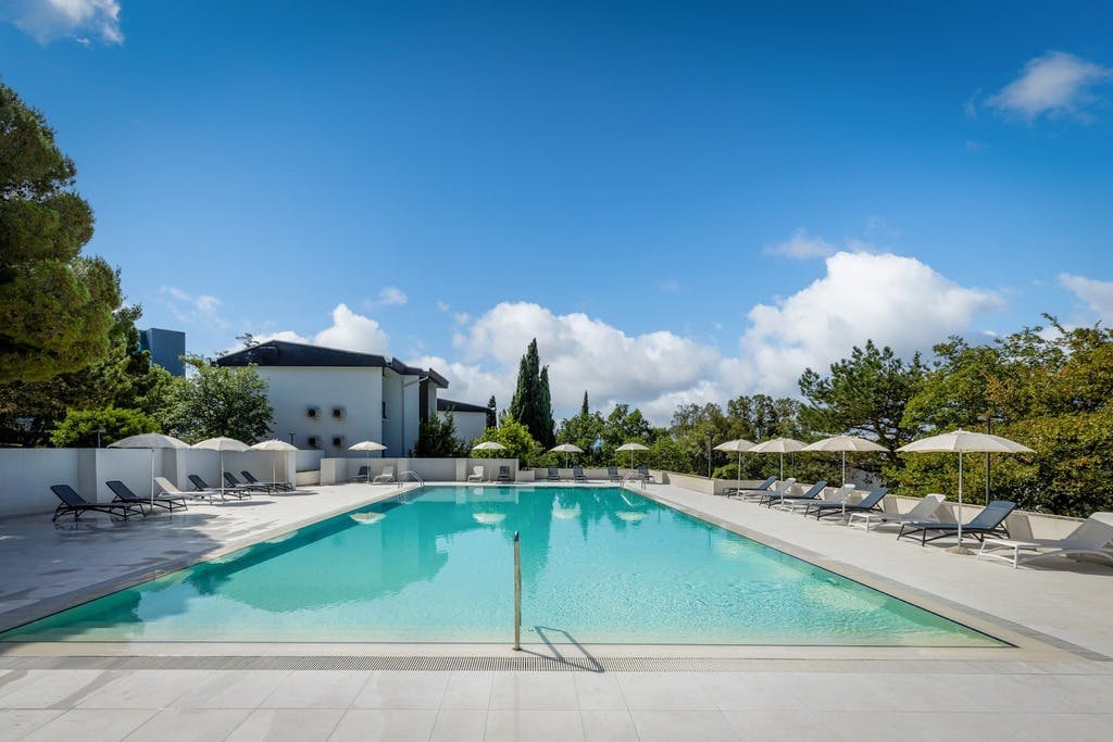 Holiday Resort Ad Turres - Ljeto u Crikvenici - Posebna akcijska cijena, Crikvenica, Hrvatska - 399 EUR - 3x noćenje u Standard dvokrevetnoj sobi s balkonom za 2 osobe (1 dijete do 11,99 godina besplatno), Polupansion