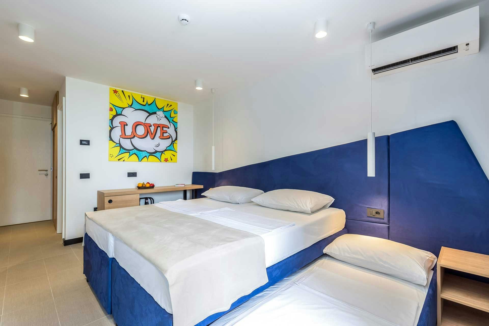 Holiday Resort Ad Turres - Last minute družinsko poletje v Crikvenici - Posebna akcija, Crikvenica, Hrvaška - 549 EUR - 3x nočitev v Standard dvoposteljni sobi z balkonom (morska stran) za 2 osebi (2 otroka do 11,99 let brezplačno), Polpenzion