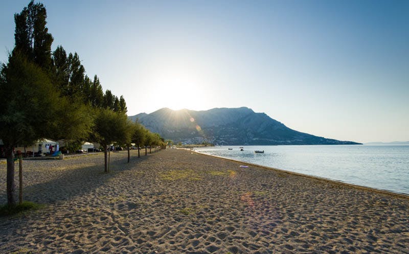 Kamp Almissa - Odmor u Dalmaciji - Mobilna kućica Adria Superior - Posebna akcija, Omiš, Hrvatska - 104 EUR - 2x noćenje u mobilnoj kućici Adria Superior 4+1 (C2 zona, zadnji red) za do 5 osoba (4 odrasle osobe i 1 dijete do 11,99 godina), Korištenje posteljine i ručnika