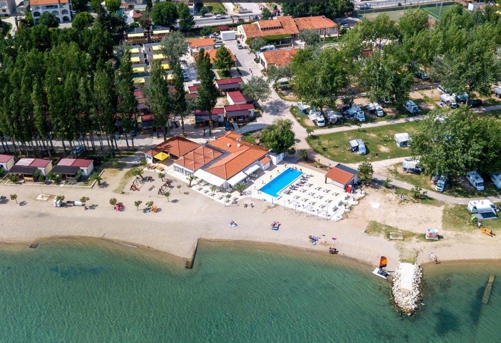 Kamp Almissa - Odmor u Dalmaciji - Mobilna kućica Adria Superior - Posebna akcija, Omiš, Hrvatska - 138 EUR - 2x noćenje u mobilnoj kućici Adria Superior 4+1 (C2 zona, zadnji red) za do 5 osoba (4 odrasle osobe i 1 dijete do 11,99 godina), Korištenje posteljine i ručnika