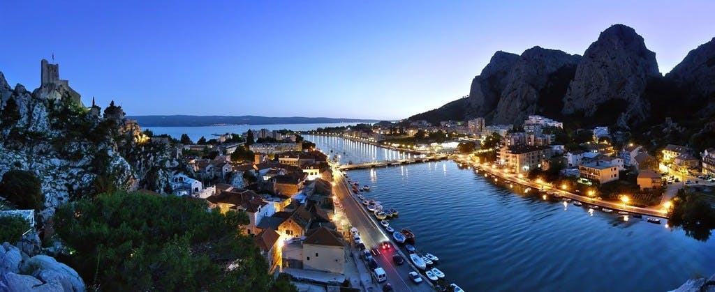 Kamp Almissa - Odmor u Dalmaciji - Mobilna kućica Adria Superior, Omiš, Hrvatska - 162 EUR - 2x noćenje u mobilnoj kućici Adria Superior 4+1 (C2 zona, zadnji red) za do 5 osoba (4 odrasle osobe i 1 dijete do 11,99 godina), Korištenje posteljine i ručnika
