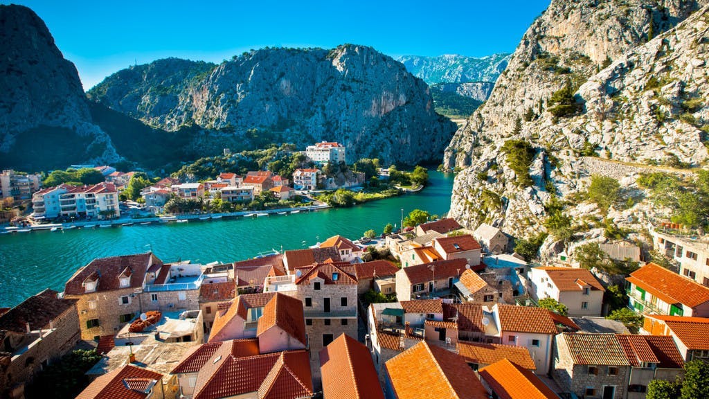 Kamp Almissa - Odmor u Dalmaciji - Mobilna kućica Adria Superior - Posebna akcija, Omiš, Hrvatska - 277 EUR - 3x noćenje u mobilnoj kućici Adria Superior 4+1 (C2 zona, zadnji red) za do 5 osoba (4 odrasle osobe i 1 dijete do 11,99 godina), Korištenje posteljine i ručnika