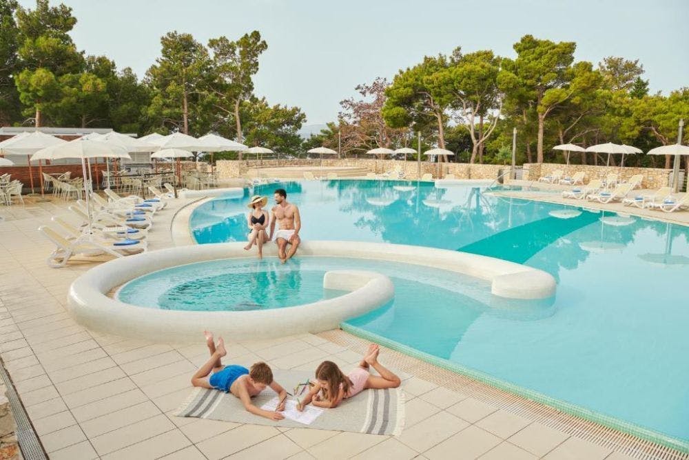 Bluesun Hotel Elaphusa - Obiteljski pozdrav ljetu na Bolu