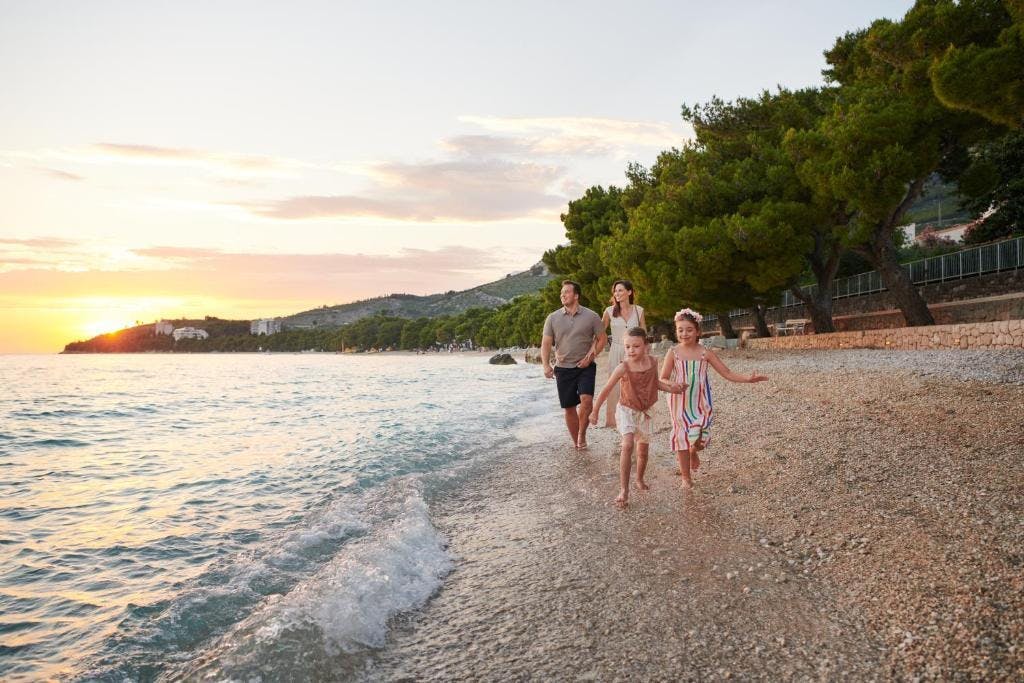 Bluesun Hotel Alga - Last minute obiteljsko ljeto s punim pansionom, Tučepi, Hrvatska - 460 EUR - 2x noćenje u dvokrevetnoj Superior sobi s balkonom (morska strana) za 2 osobe (2 djece do 13,99 godina i 1 dijete do 2,99 godina besplatno), Puni pansion