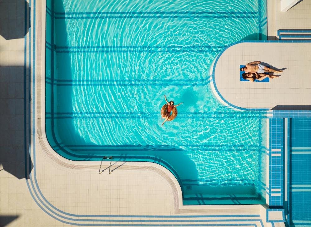 Bluesun Hotel Alga - Last minute obiteljsko ljeto s punim pansionom, Tučepi, Hrvatska - 870 EUR - 3x noćenje u dvokrevetnoj Superior sobi s balkonom (morska strana) za 2 osobe (2 djece do 13,99 godina i 1 dijete do 2,99 godina besplatno), Puni pansion