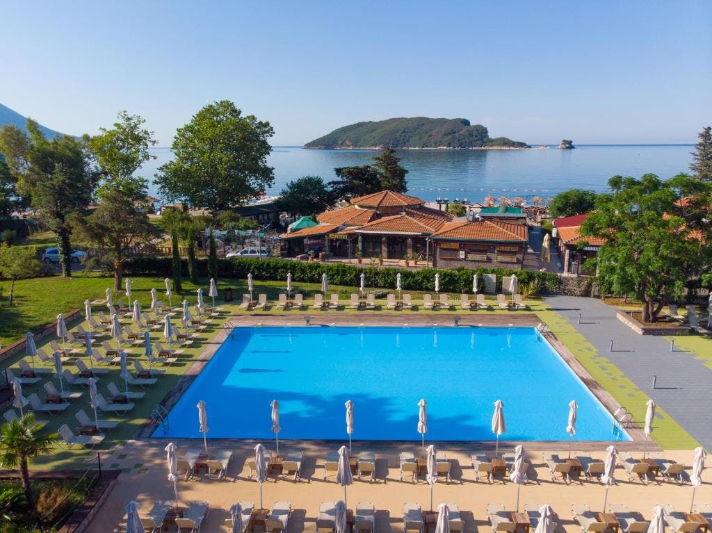 Hotel Aleksandar - Ljeto u Crnoj Gori, Budva, Crna Gora - 1.159 EUR - 4x noćenje u Standard dvokrevetnoj sobi s pomoćnim krevetom za 3 osobe, Polupansion