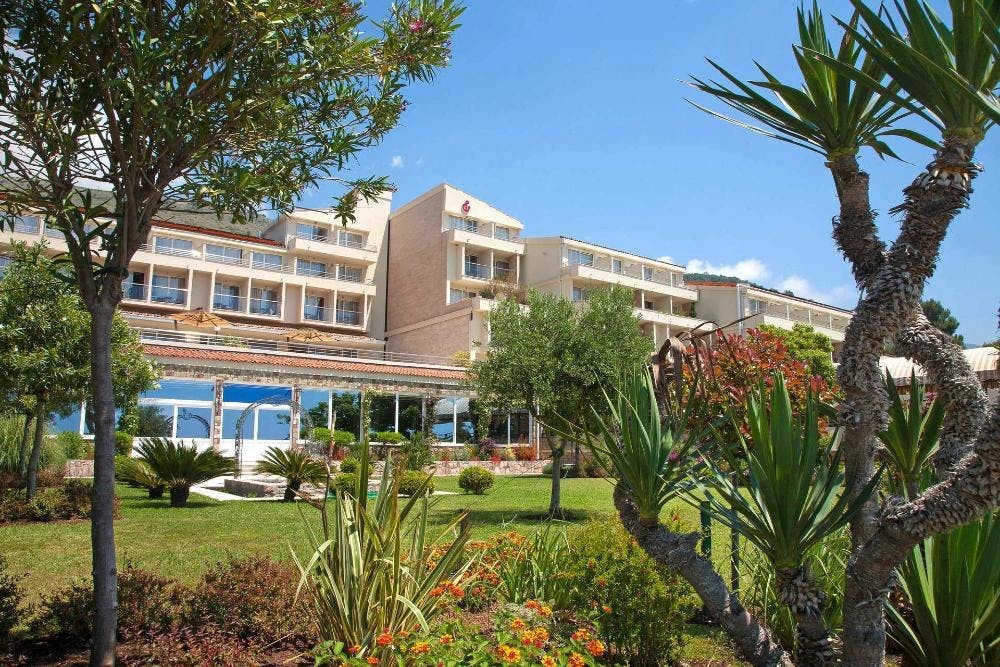 Hotel Palas Petrovac - Jesen u Petrovcu, Petrovac, Crna Gora - 362 EUR - 2x noćenje u Standard dvokrevetnoj sobi s pomoćnim krevetom za 3 osobe, Polupansion (buffet doručak i večera)
