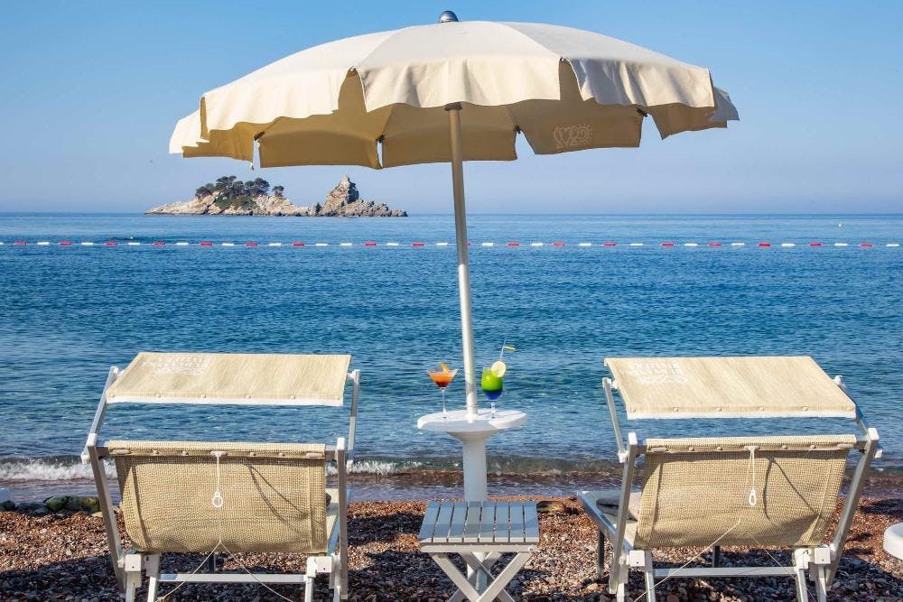 Hotel Palas Petrovac - Ljeto u Petrovcu, Petrovac, Crna Gora - 494 EUR - 2x noćenje u Standard dvokrevetnoj sobi s pomoćnim krevetom za 3 osobe, Polupansion (buffet doručak i večera)