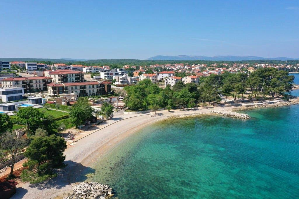 Blue Waves Resort - Obiteljska wellness jesen na Krku - Family Junior Suite s pogledom na more, Malinska, Hrvatska - 400 EUR - 2x noćenje u Family Junior Suite s pogledom na more za 2 osobe (2 djece do 13 godina besplatno), Polupansion (doručak i večera)