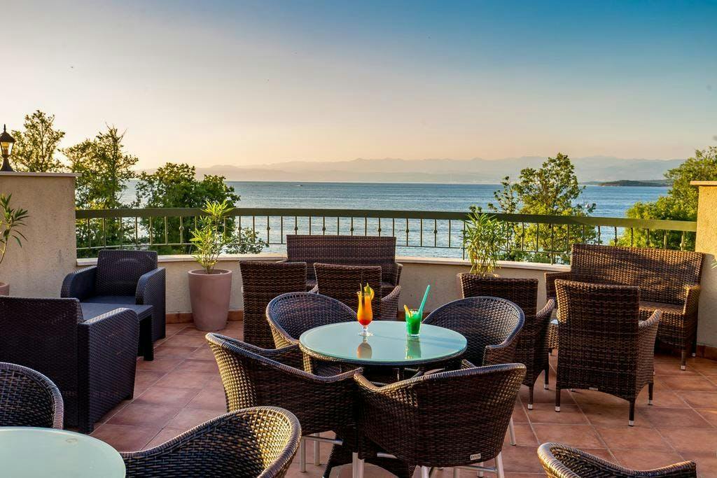 Blue Waves Resort - Last minute wellness ljeto na Krku - Superior soba, Malinska, Hrvatska - 460 EUR - 2x noćenje u Superior dvokrevetnoj sobi s balkonom s pogledom na more za 2 osobe, Polupansion (doručak i večera)