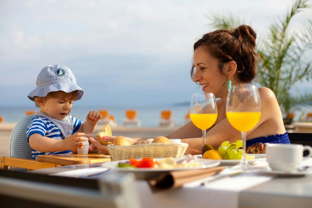 Blue Waves Resort - Last minute obiteljsko ljeto na Krku - Family Junior Suite s pogledom na more, Malinska, Hrvatska - 480 EUR - 2x noćenje u Family Junior Suite s pogledom na more za 2 osobe (1 dijete do 13 godina besplatno), Polupansion (doručak i večera)