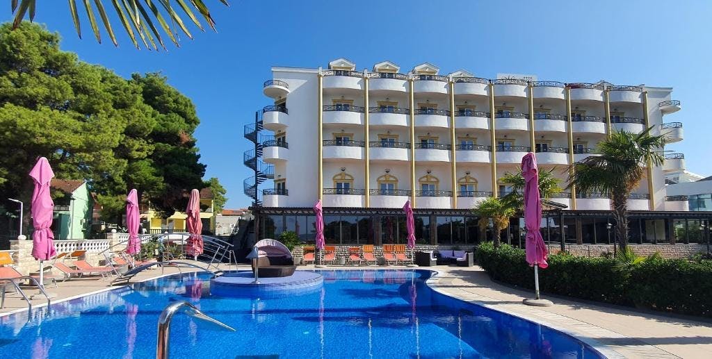 Hotel Miramare Vodice - Obiteljski prvosvibanjski odmor u Dalmaciji s korištenjem bazena