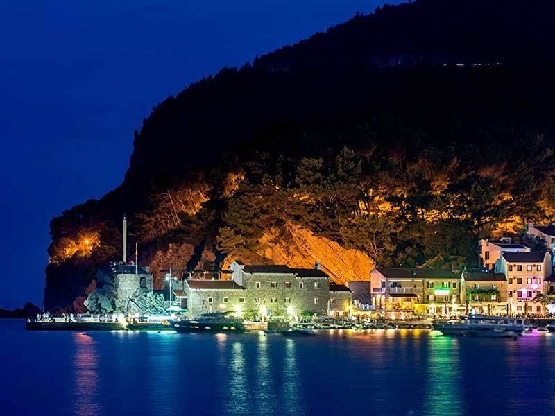 Hotel Rivijera - Kraj ljeta u Petrovcu, Petrovac, Crna Gora - 372 EUR - 3x noćenje u dvokrevetnoj Standard sobi za 2 osobe (1 dijete do 11,99 godina besplatno), Polupansion