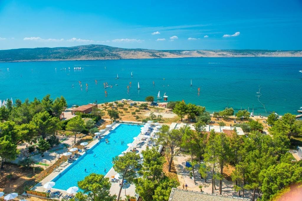 Bluesun Holiday Village Alan - Obiteljsko rujansko ljetovanje s punim pansionom u sjevernoj Dalmaciji, Starigrad Paklenica, Hrvatska - 538 EUR - 2x noćenje u obiteljskoj sobi za 2 osobe (2 djece do 13,99 godina i 1 dijete do 2,99 godina besplatno), Puni pansion