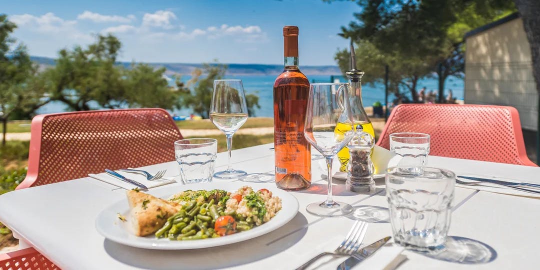 Bluesun Holiday Village Alan - Rujansko ljetovanje s punim pansionom u sjevernoj Dalmaciji