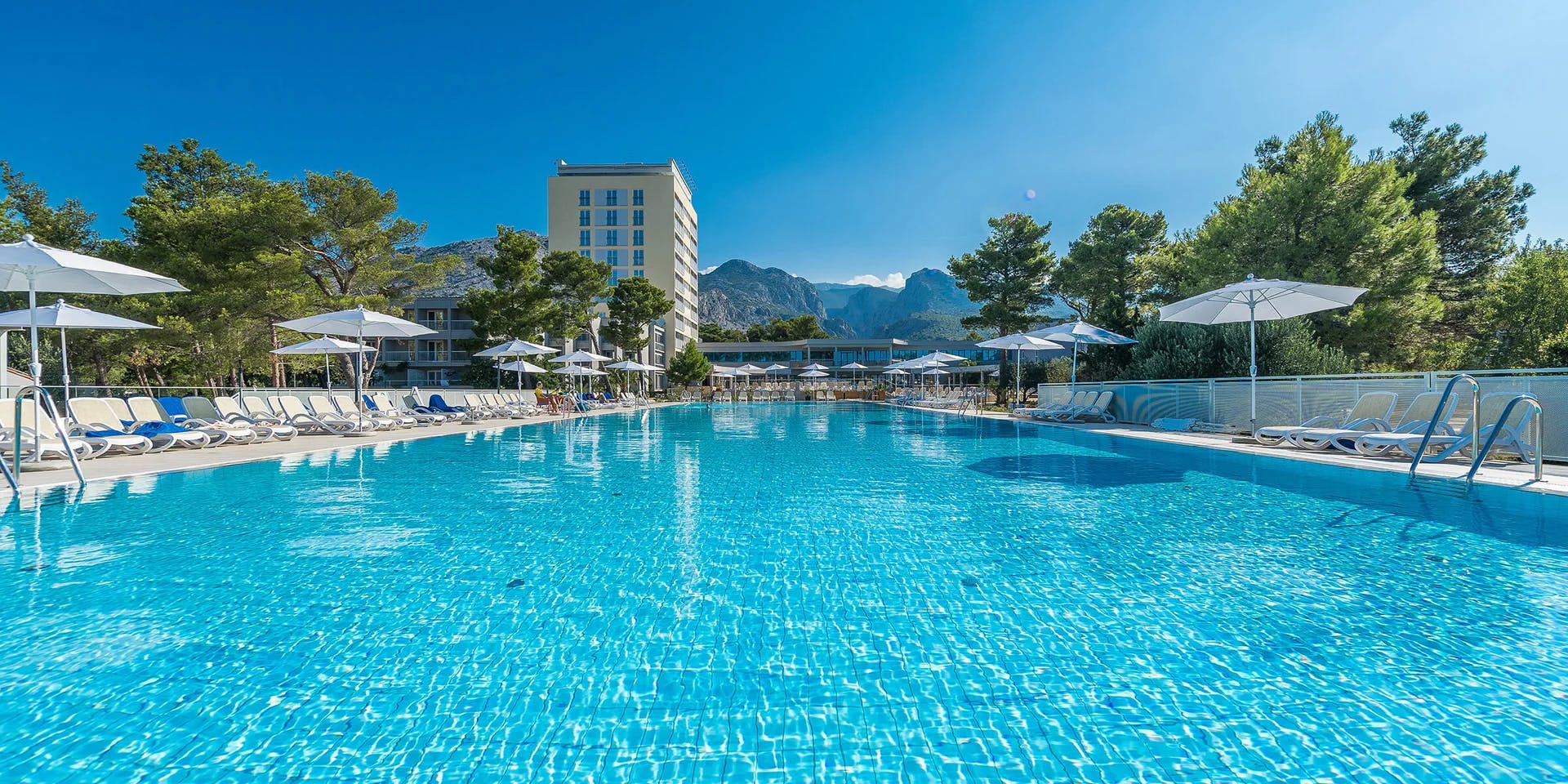 Bluesun Holiday Village Alan - Obiteljsko rujansko ljetovanje s punim pansionom u sjevernoj Dalmaciji, Starigrad Paklenica, Hrvatska - 807 EUR - 3x noćenje u obiteljskoj sobi za 2 osobe (2 djece do 13,99 godina i 1 dijete do 2,99 godina besplatno), Puni pansion