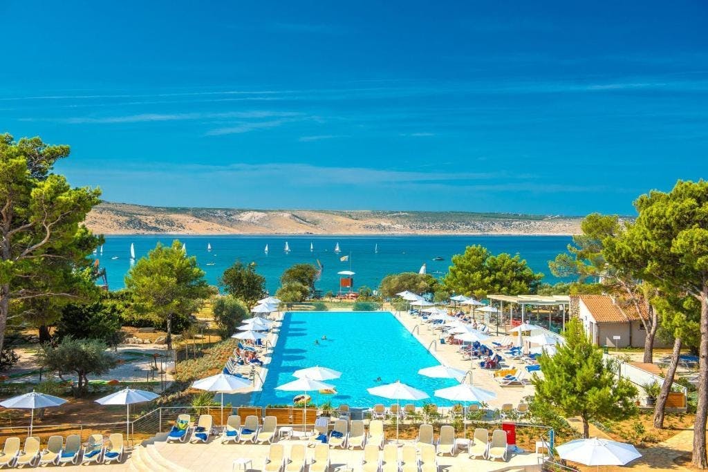 Bluesun Holiday Village Alan - Obiteljsko rujansko ljetovanje s punim pansionom u sjevernoj Dalmaciji, Starigrad Paklenica, Hrvatska - 544 EUR - 2x noćenje u obiteljskoj sobi za 2 osobe (2 djece do 13,99 godina i 1 dijete do 2,99 godina besplatno), Puni pansion