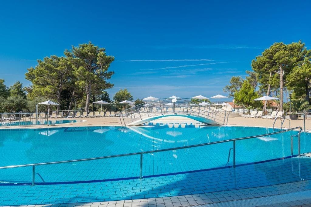 Bluesun Holiday Village Alan - Obiteljsko rujansko ljetovanje s punim pansionom u sjevernoj Dalmaciji