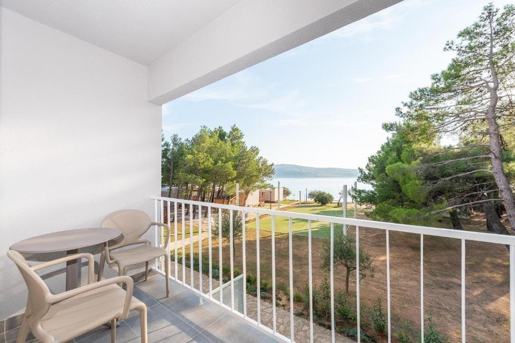 Bluesun Holiday Village Alan - Družinsko poletje s polnim penzionom v severni Dalmaciji, Starigrad Paklenica, Dalmacija, Hrvaška - 1197 EUR - 3x nočitev v družinski sobi z balkonom za 2 osebi (2 otroka do 13,99 let brezplačno), Polni penzion