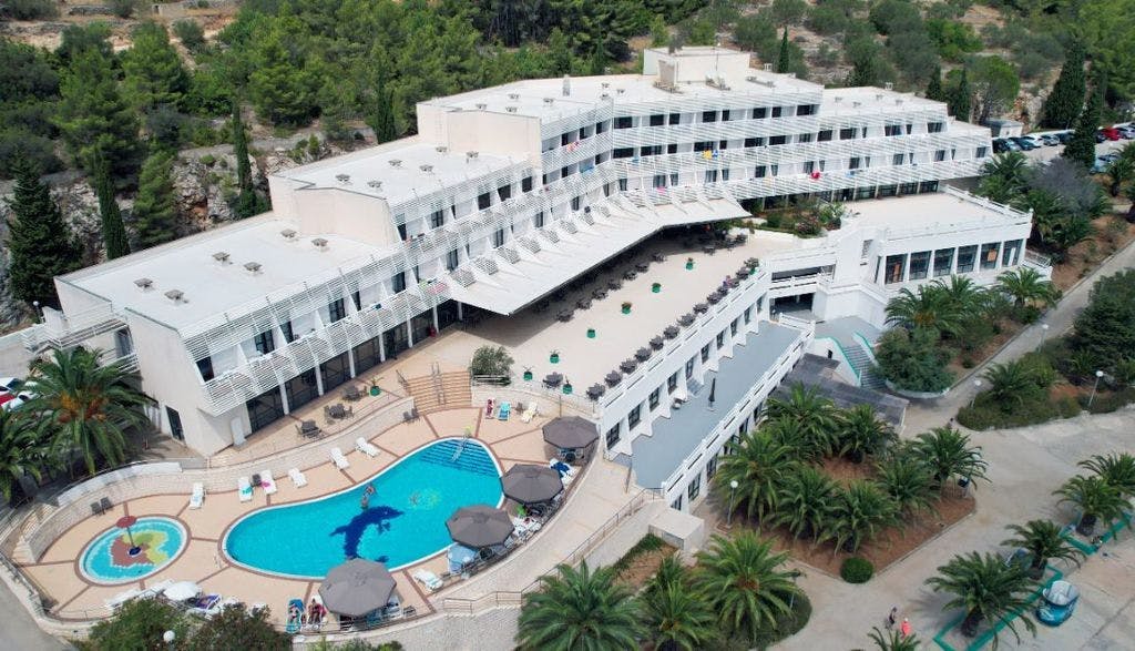 Adria All Inclusive Hotel - All inclusive odmor na Korčuli, Vela Luka, Korčula, Dalmacija, Hrvatska - 647 EUR - 5x noćenje u sobi s pogledom na park za 2 osobe (1 dijete do 6,99 godina besplatno), All inclusive (doručak, ručak, večera, piće uz obroke, coffee time, izbor pića u aperitiv baru)