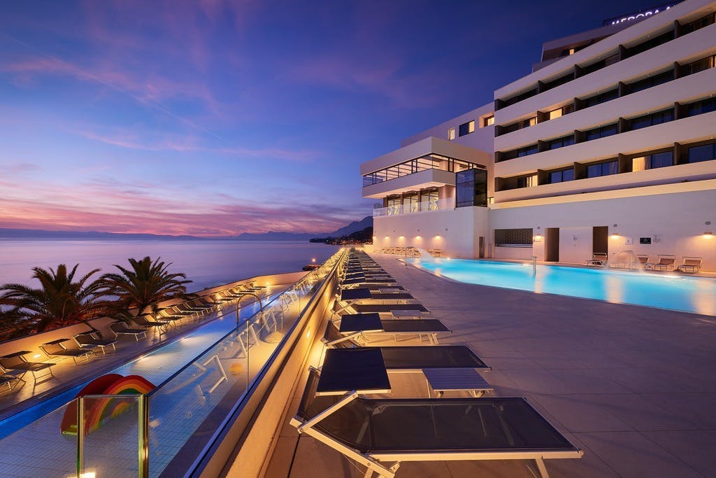 Medora Auri Family Beach Resort - Vrhunski odmor s grijanim vanjskim bazenom krajem ljeta - Comfort rezidencija, Podgora, Hrvatska - 565 EUR - 2x noćenje u Comfort dvokrevetnoj sobi hotelske rezidencije za 2 osobe (1 dijete do 8,99 godina besplatno), Polupansion