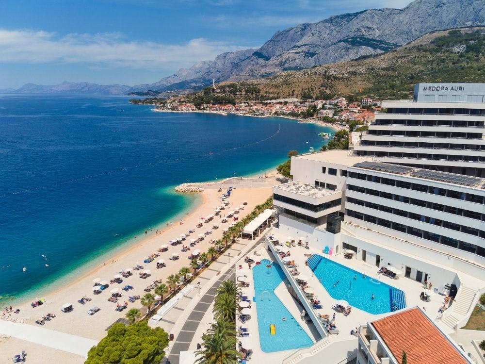Medora Auri Family Beach Resort - Vrhunski odmor s grijanim vanjskim bazenom krajem ljeta - Comfort rezidencija, Podgora, Hrvatska - 518 EUR - 2x noćenje u Comfort dvokrevetnoj sobi hotelske rezidencije za 2 osobe (1 dijete do 8,99 godina besplatno), Polupansion
