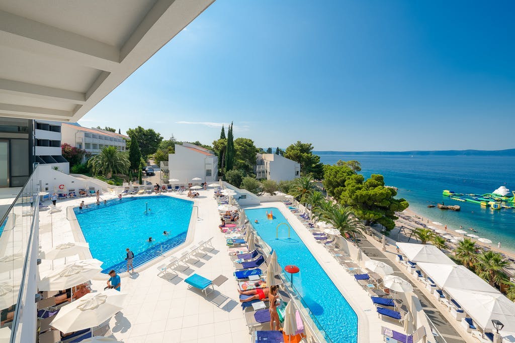 Medora Auri Family Beach Resort - Odmor u Dalmaciji uz korištenje vanjskih grijanih bazena krajem ljeta