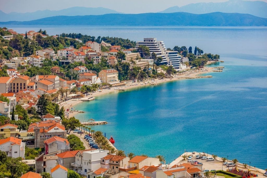 Medora Auri Family Beach Resort - Wellness odmor u Dalmaciji s pogledom na more - Comfort dvokrevetna soba u glavnoj zgradi, Podgora, Hrvatska - 541 EUR - 2x noćenje u Comfort dvokrevetnoj sobi u glavnoj zgradi 2 osobe (1. dijete do 15,99 godina besplatno), Polupansion