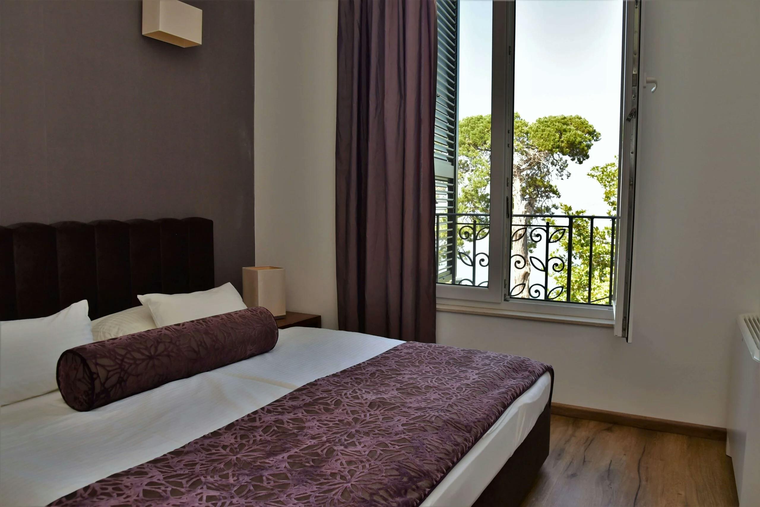 Hotel Lipa - Oddih na Braču, Postira, Hrvaška - 270 EUR - 2x nočitev v Deluxe dvoposteljni sobi z balkonom in pogledom na morje za 2 osebi, 2x zajtrk