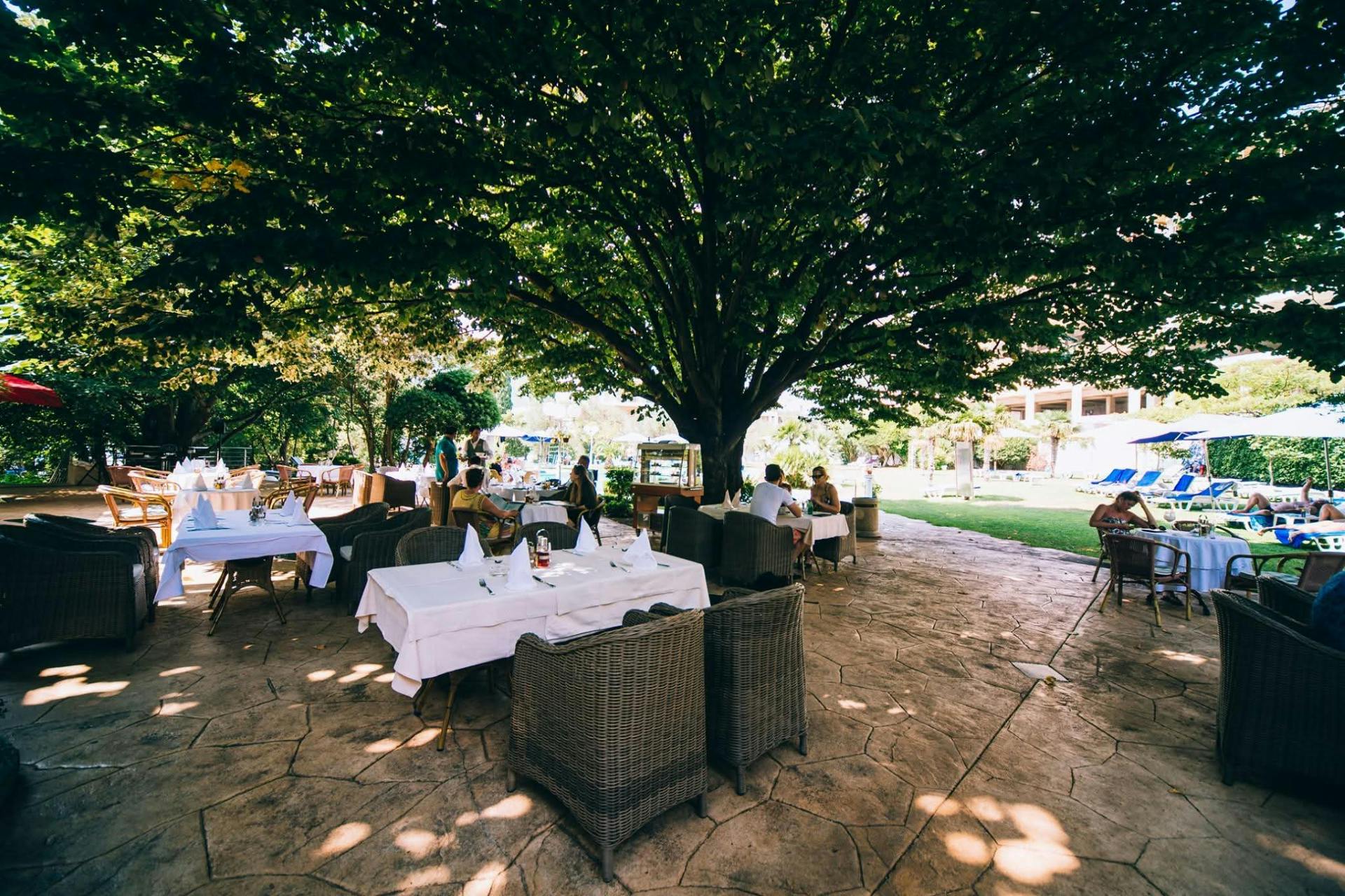 Hotel Rivijera - Kraj ljeta u Petrovcu, Petrovac, Crna Gora - 230 EUR - 2x noćenje u dvokrevetnoj Standard sobi za 2 osobe (1 dijete do 11,99 godina besplatno), Polupansion