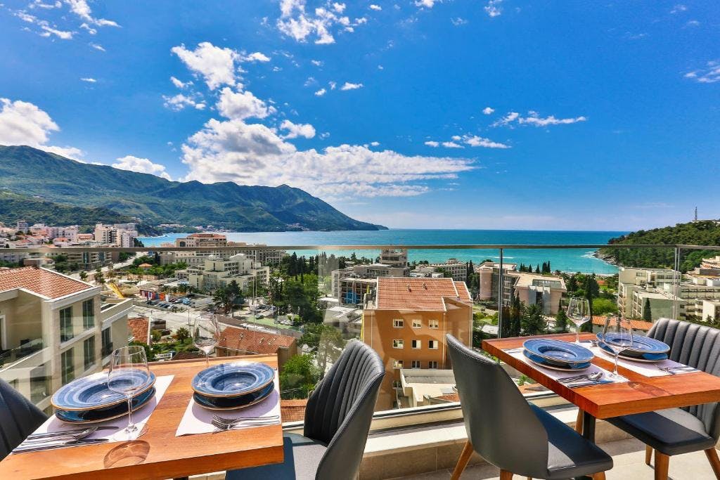 Hotel Lusso Mare by Aycon - Kraj ljeta udvoje, Bečići, Crna Gora - 570 EUR - 5x noćenje u dvokrevetnoj Standard sobi za 2 osobe, Doručak