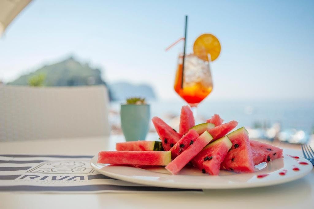 Hotel Riva by Aycon - Obiteljski kraj ljeta u Petrovcu, Petrovac, Crna Gora - 375 EUR - 3x noćenje u dvokrevetnoj Standard sobi s pogledom na atrium ili na planine za 2 osobe (1 dijete do 11,99 godina besplatno), Doručak