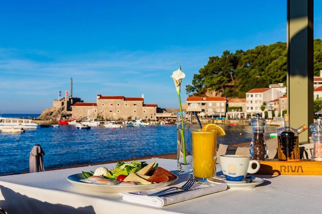 Hotel Riva by Aycon - Obiteljska jesen u Petrovcu, Petrovac, Crna Gora - 316 EUR - 3x noćenje u dvokrevetnoj Standard sobi s pogledom na atrium ili na planine za 2 osobe (1 dijete do 11,99 godina besplatno), Doručak