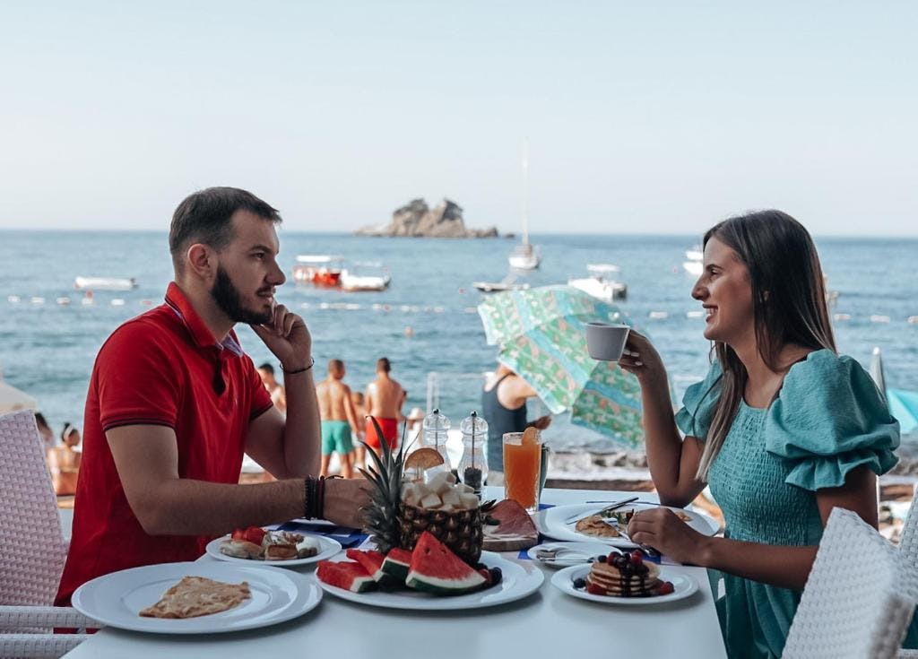 Hotel Riva by Aycon - Obiteljski kraj ljeta u Petrovcu, Petrovac, Crna Gora - 619 EUR - 5x noćenje u dvokrevetnoj Standard sobi s pogledom na atrium ili na planine za 2 osobe (1 dijete do 11,99 godina besplatno), Doručak