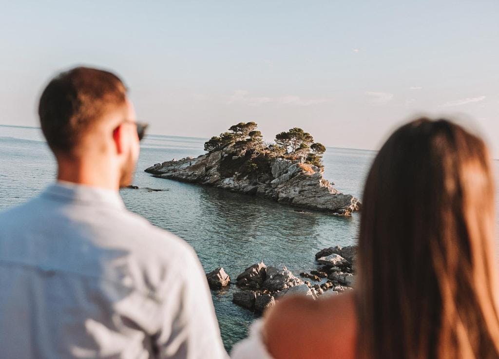 Hotel Riva by Aycon - Obiteljska jesen u Petrovcu, Petrovac, Crna Gora - 529 EUR - 5x noćenje u dvokrevetnoj Standard sobi s pogledom na atrium ili na planine za 2 osobe (1 dijete do 11,99 godina besplatno), Doručak