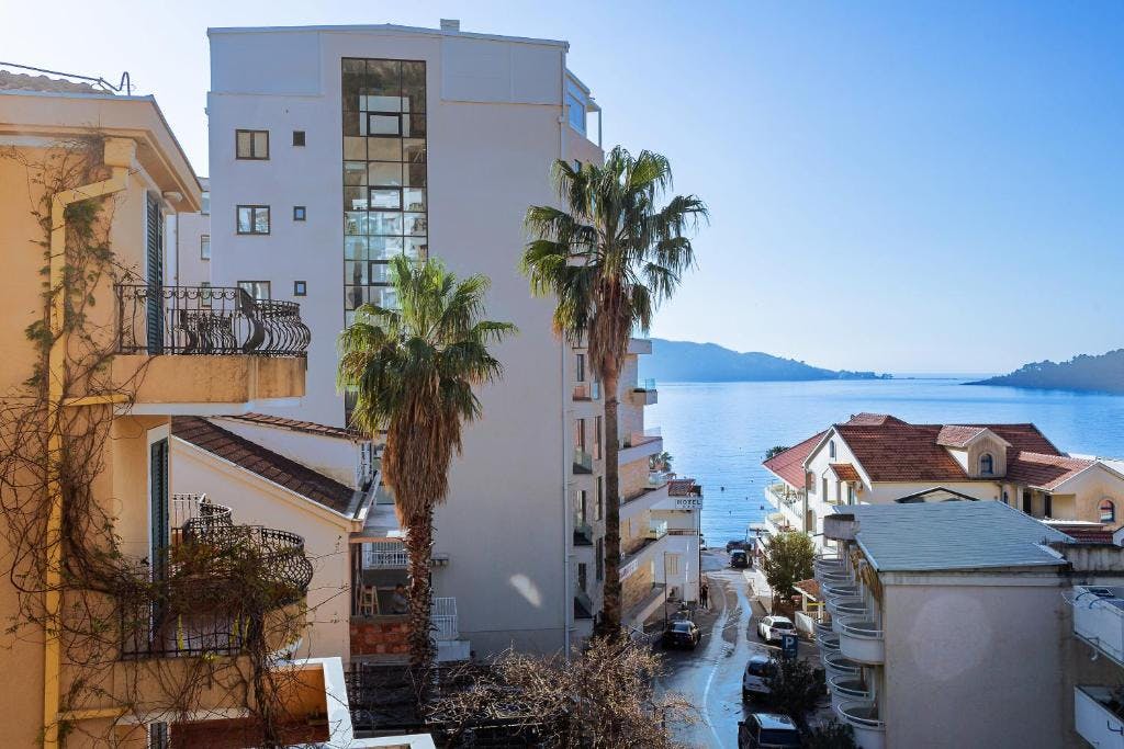 Hotel La Mer by Aycon - Obiteljska jesen, Rafailovići, Crna Gora - 265 EUR - 3x noćenje u dvokrevetnoj Standard sobi za 2 osobe (1 dijete do 11,99 godina besplatno), Doručak
